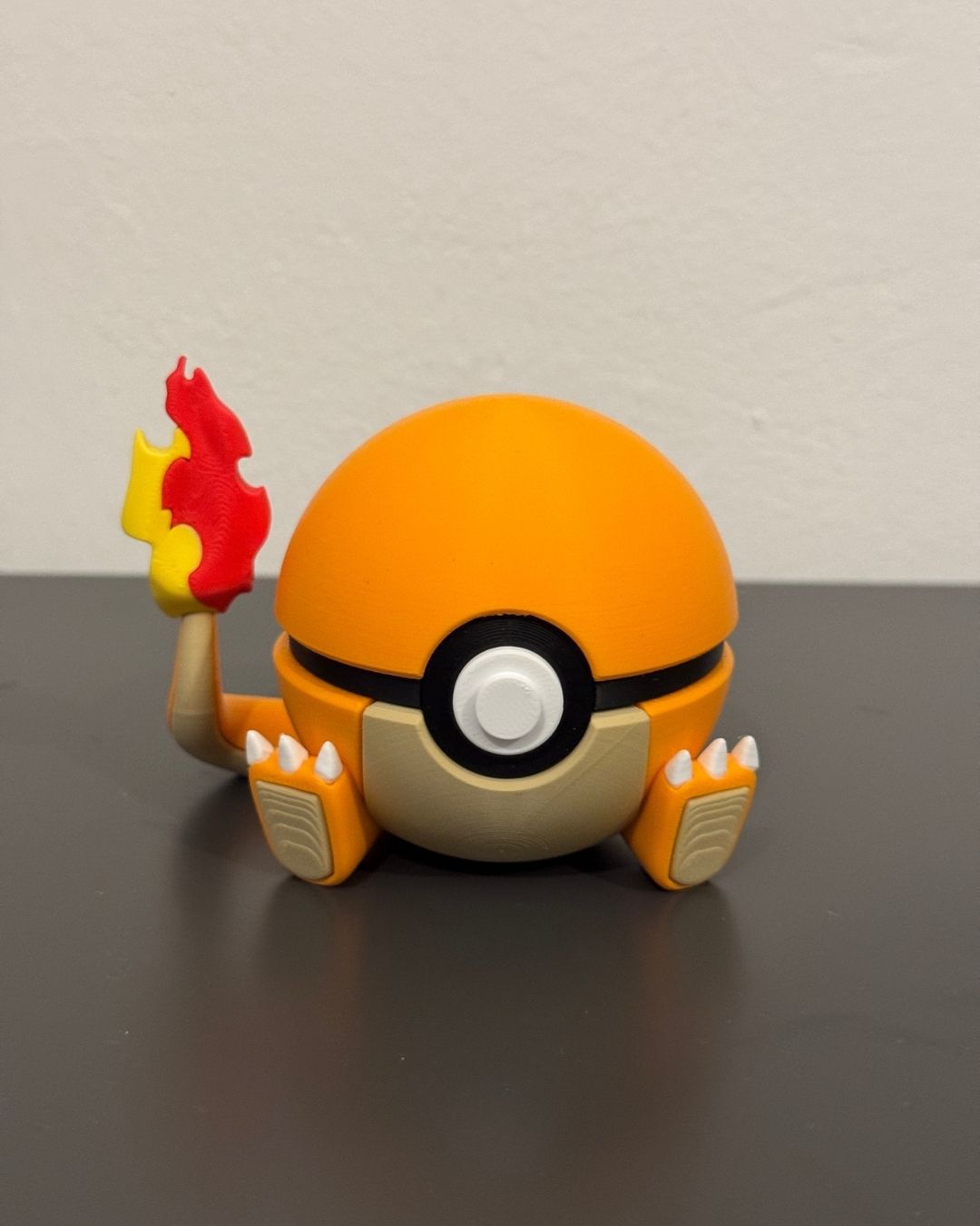 FanArt sfera arancione con coda di fuoco e zampe