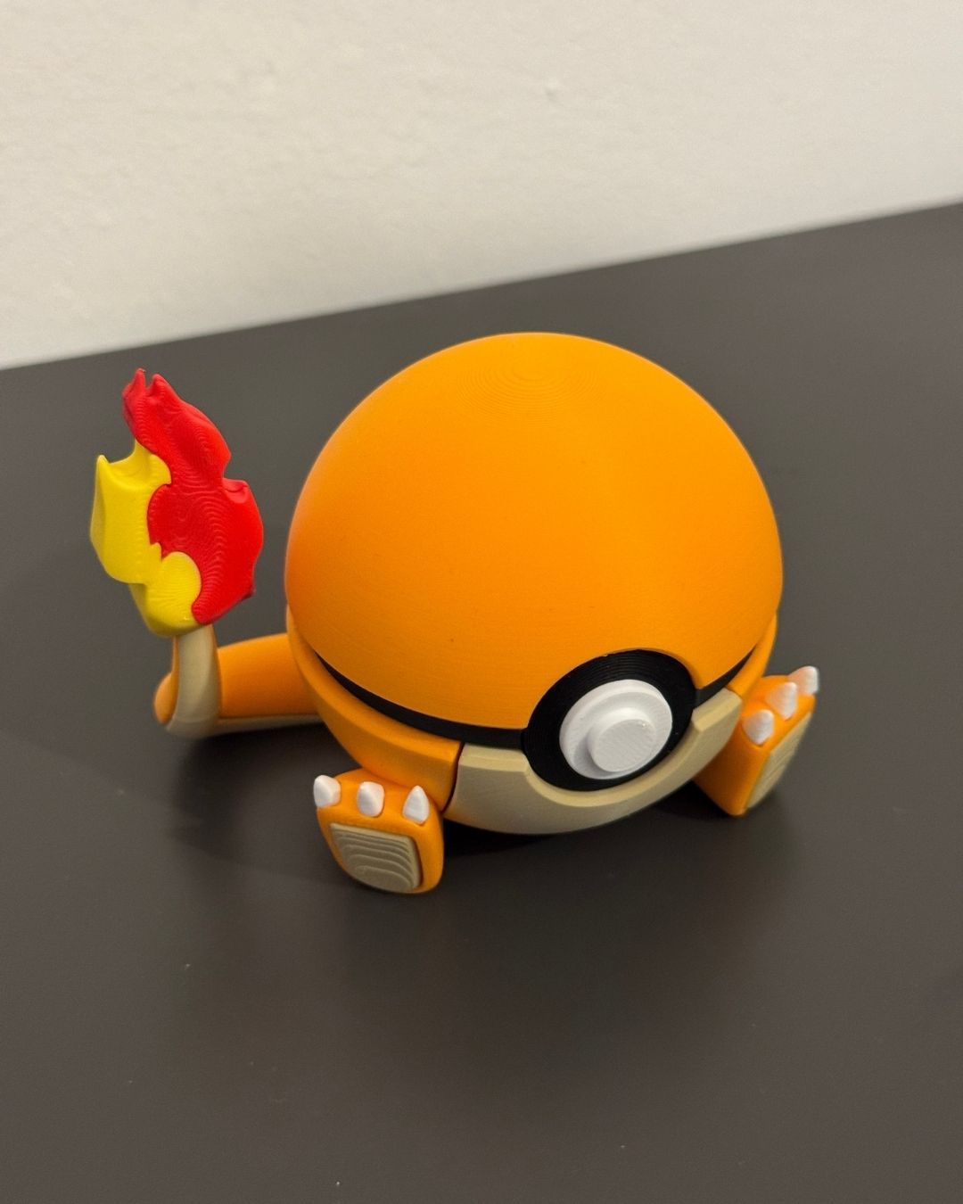 FanArt sfera arancione con coda di fuoco e zampe